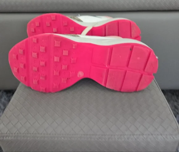 Gucci Navy and Cream Sneakers - Picture 13 of 13